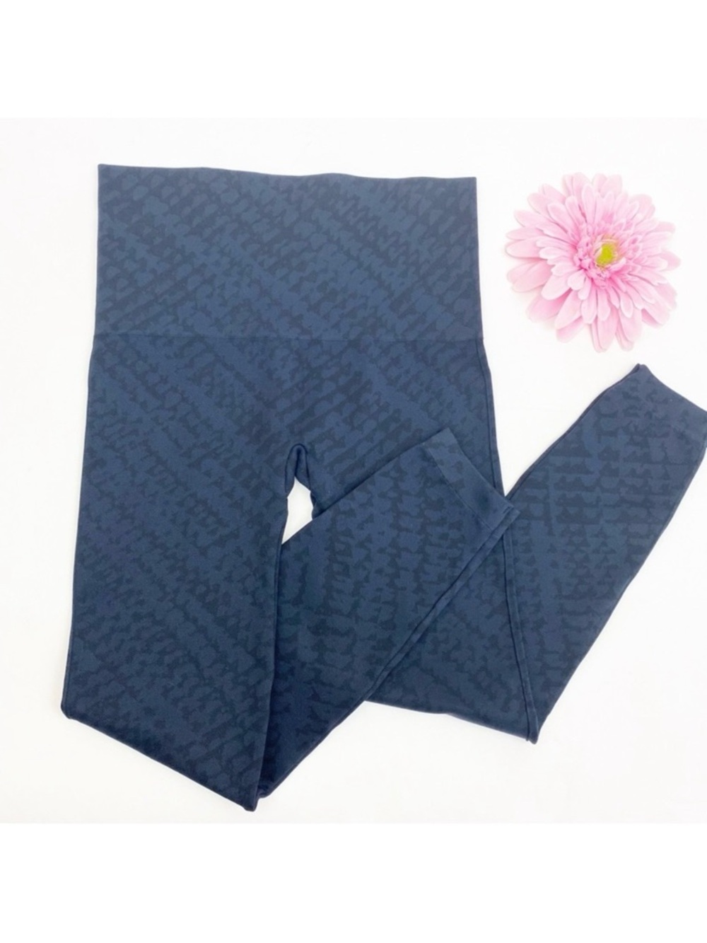 SPANX Look At Me Now High Rise Seamless
Leggings: Houndstooth Blue/Black Print